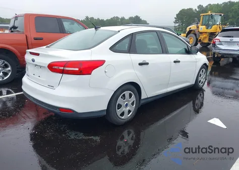 2015 Ford Focus S z USA, uszkodzony, nr VIN 1FADP3E21FL375854